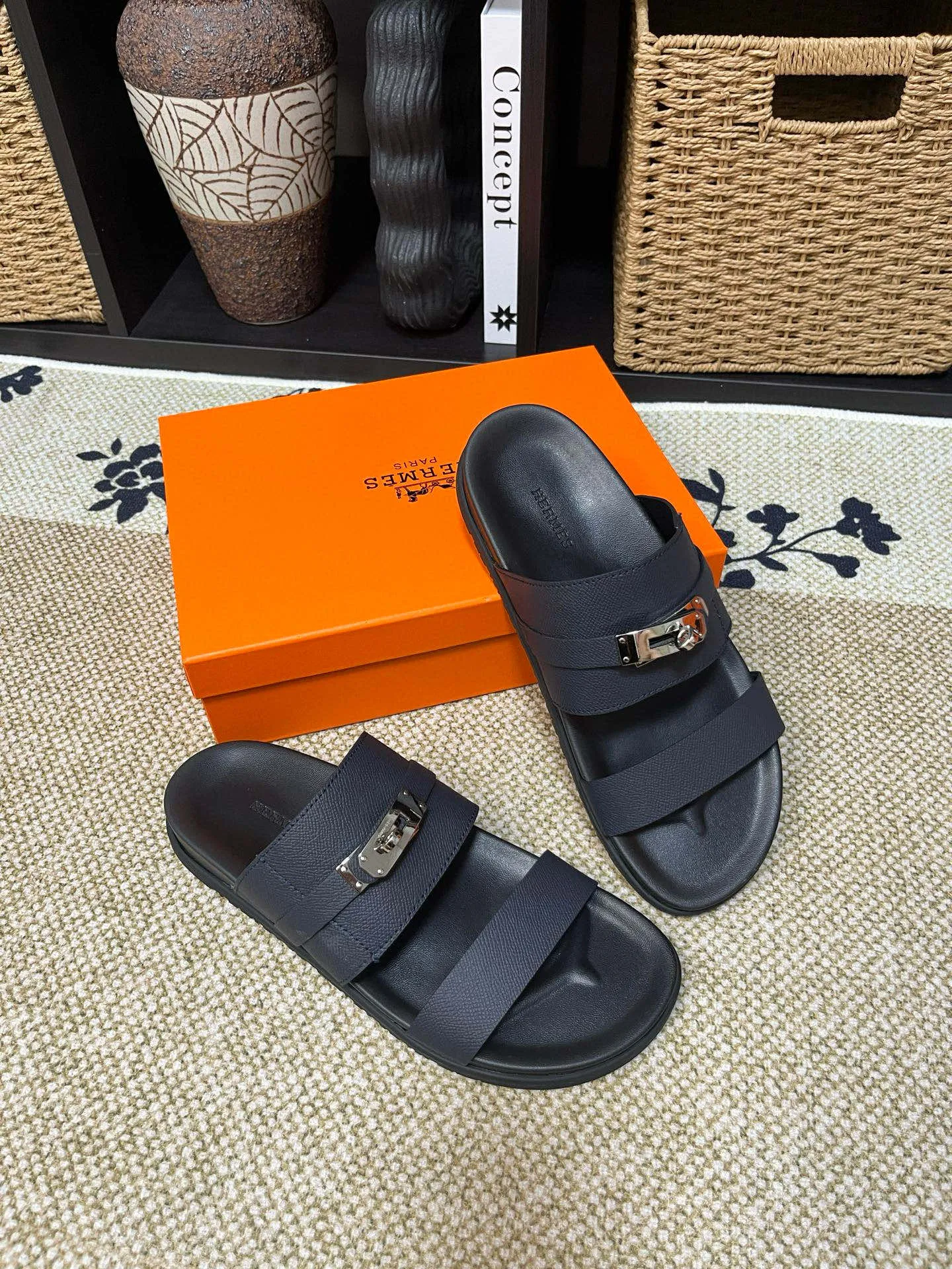 P300 Long-term stock Hermes men’s Kazimir slippers for couples - top quality woven calfskin functional sandals with intertwined uppers inspired by the “H” iconic pattern to create a casual look, perfect for summer. Imported cowhide + cowhide lining + TUP outsole Size: 35-46